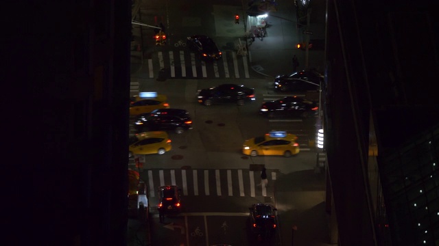 特写:晚上，汽车和游客挤满了纽约风景优美的街道。视频素材