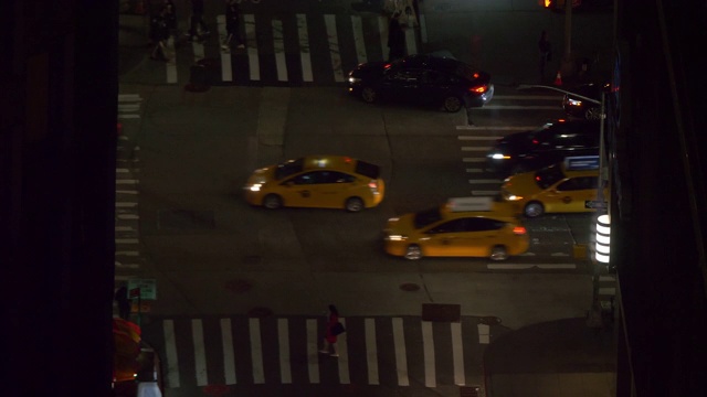 黄色出租车驶过摩天大楼下的十字路口视频素材