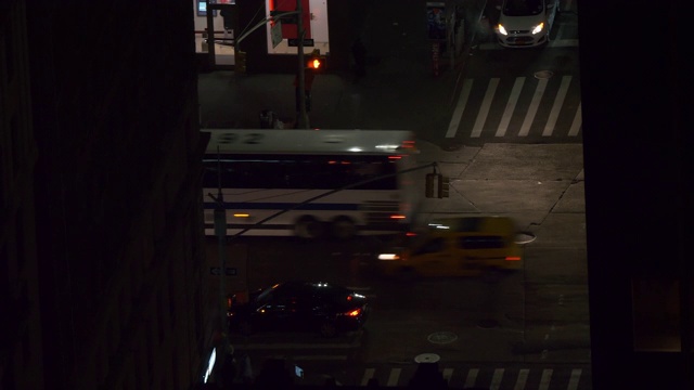 特写:夜晚，行人在纽约繁忙的主干道上行走。视频素材