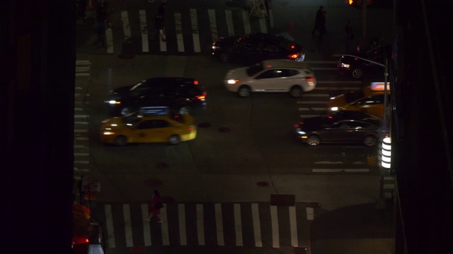 特写:晚上，人们走在纽约熙熙攘攘的柏油路上。视频素材