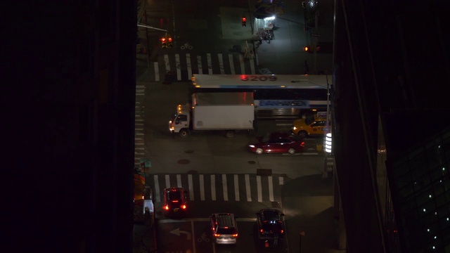 汽车在曼哈顿市中心繁忙的十字路口行驶。视频素材