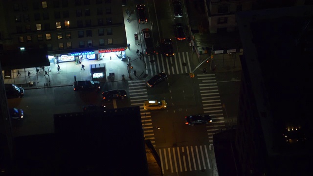 晚上从纽约繁忙的街道和道路上俯瞰的风景。视频素材