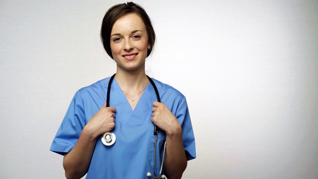 微笑的医生或护士与听诊器在医院的肖像。理念:专业、医学、医学教育视频下载