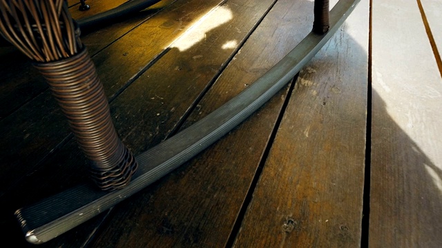 摇椅细节在木地板上摇摆视频素材