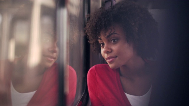一名年轻女子在火车上望着窗外视频下载