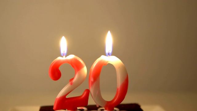 20岁生日蛋糕和吹蜡烛视频素材
