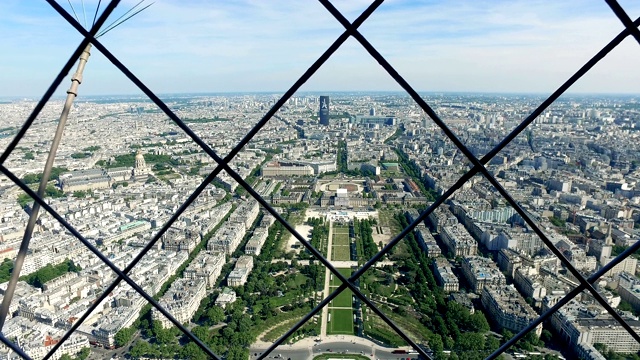 空中游客POV从埃菲尔铁塔到Champs de Mars在巴黎，法国，电影斯坦尼康股票视频视频下载