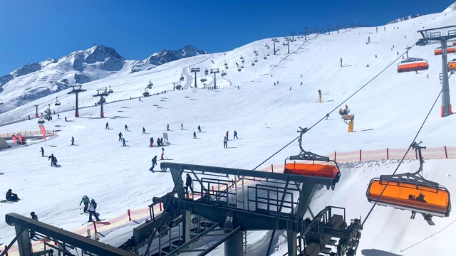 冬季在奥地利Sölden滑雪场的蒂罗尔阿尔卑斯山滑雪坡道和缆车。视频素材