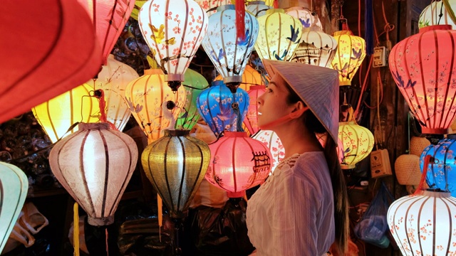 在越南会安，亚洲女人选择灯笼旅行视频素材