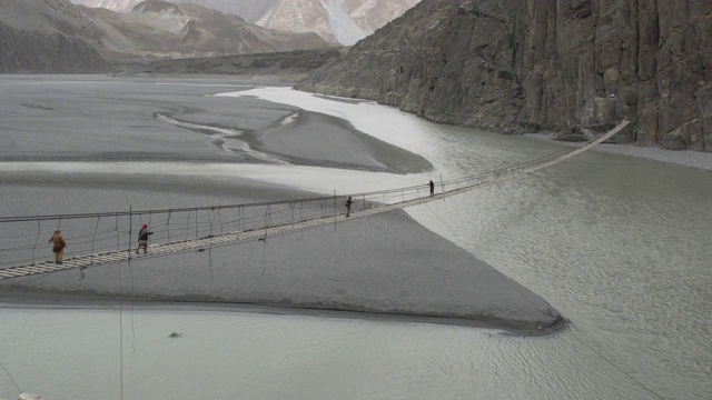 当地人和游客试图在胡塞尼吊桥上行走，在罕萨河上，罕萨，巴基斯坦视频下载