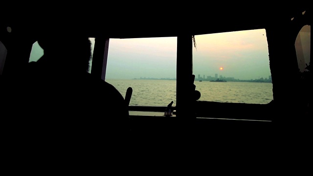 渡轮船长控制舵的场景视频素材
