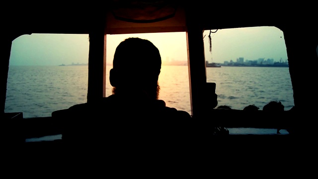 渡轮船长控制舵的场景视频素材