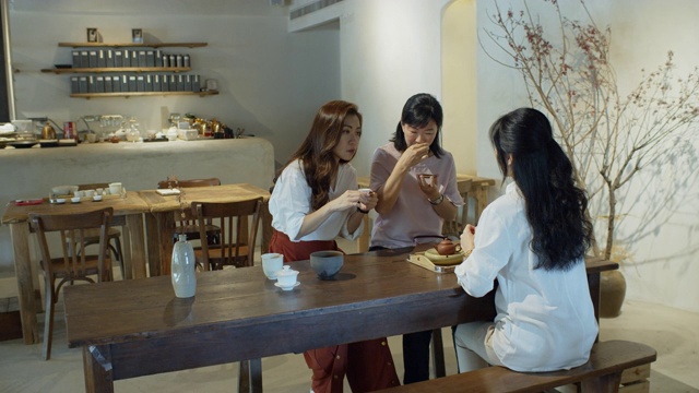 三个中国女人在一起喝茶视频素材