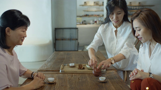 亚洲女人给朋友端茶视频素材