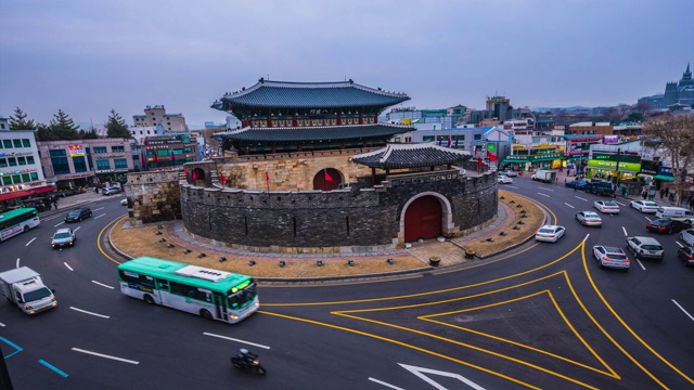 时光流逝，首尔的华城要塞门，以及韩国首尔的交通视频素材