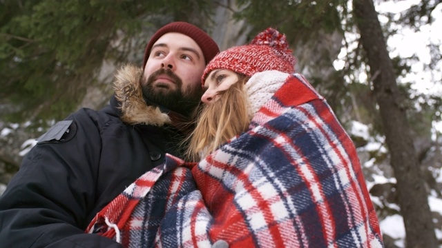 在冬季徒步旅行中，情侣们互相拥抱，欣赏风景视频素材