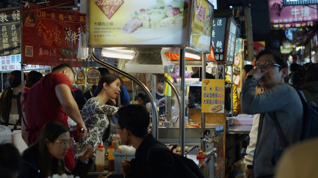 台北饶河夜市摊贩的慢镜头视频素材