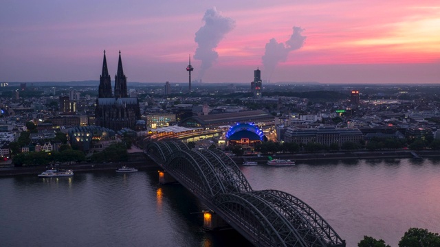4k时间推移:日落时科隆大教堂霍亨索伦桥，德国视频下载