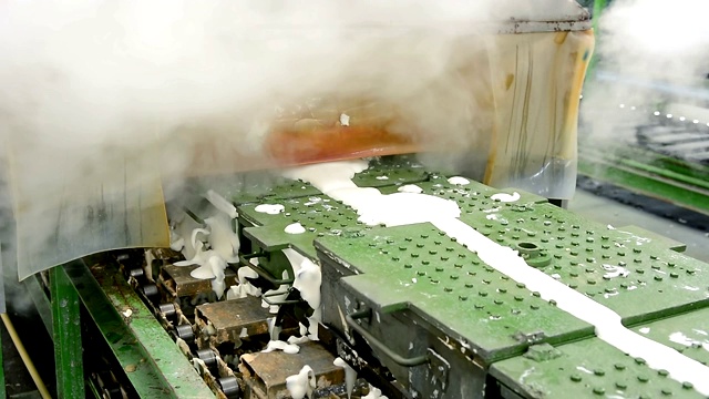 关闭的金属乳胶枕模具移动出机器与热蒸汽在传送带在工厂视频素材