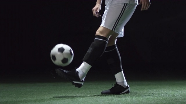 足球运动员耍球视频素材