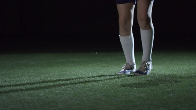 少年球员的腿杂耍足球视频素材
