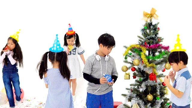 一群孩子一起庆祝圣诞和快乐新年派对视频素材