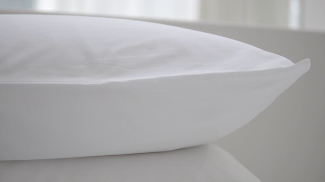 床上有干净舒适的白色枕头视频下载
