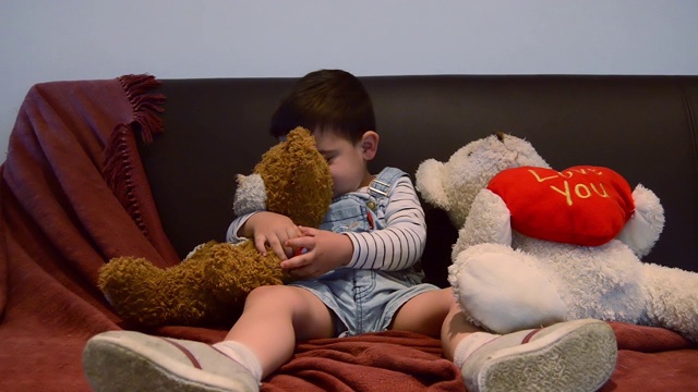 可爱疲倦的小孩在沙发上睡着了-有趣的婴儿面部表情视频素材