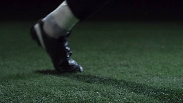 足球运动员踢球的脚视频素材
