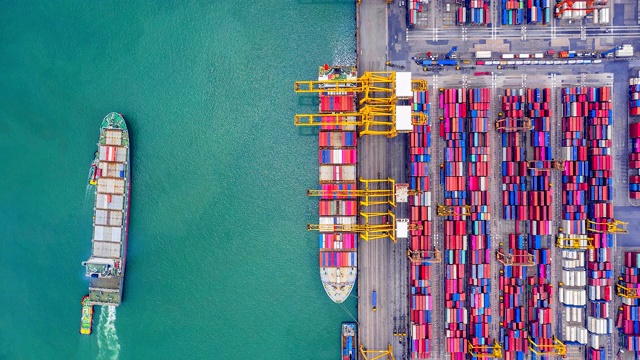4K，从俯视图或鸟瞰图可以看到带有集装箱的工业港口。它是一个进出口货物港口，是航运码头的一部分，并向世界各地出口产品视频素材