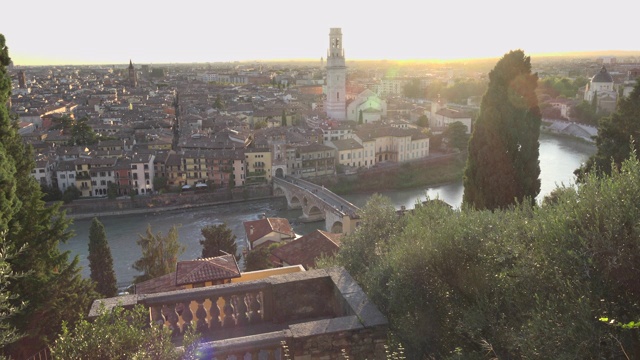 日落时分的城市与阿迪杰河和圣玛利亚大教堂视频素材