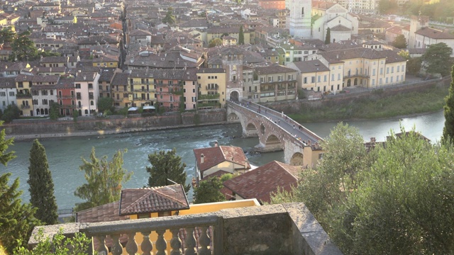 日落时分的阿迪杰河与彼得拉桥俯瞰城市视频素材