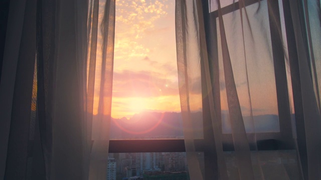 早晨窗帘在房间的窗户上视频下载