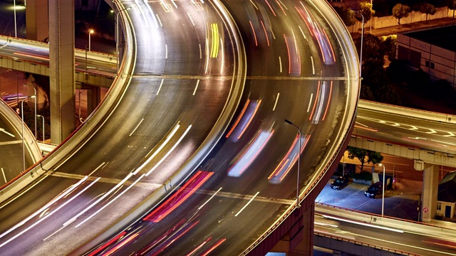 4K:多层高架桥交通在夜晚的时间流逝视频素材