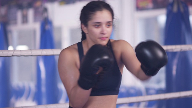 女子青少年运动员在拳击台上练习太极拳视频素材