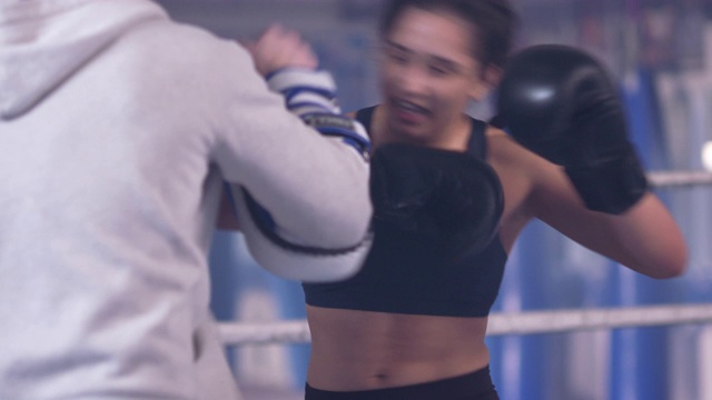 十几岁的女孩在拳击场，与教练锻炼视频素材