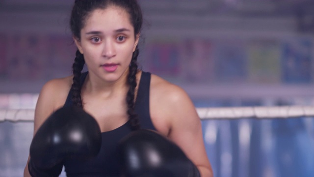 女子青少年运动员在拳击台上练习太极拳视频素材