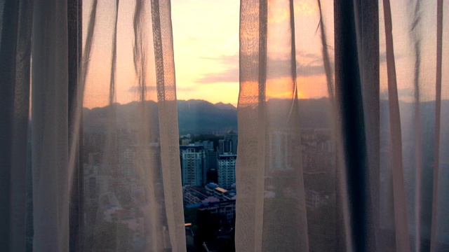 早晨窗帘在房间的窗户上视频下载