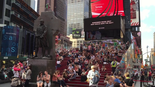 一群人走在纽约时代广场视频下载