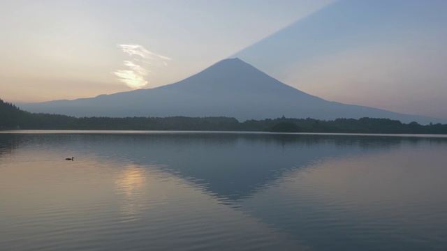 夏天的田uki湖映着富士山视频素材