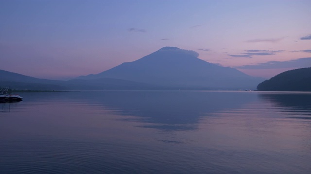 黄昏时富士山上的山中湖视频素材