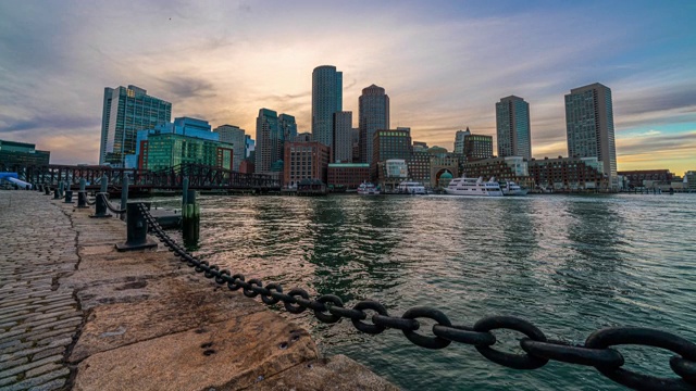 从美国马萨诸塞州的Fan Pier公园拍摄的波士顿海港城市景观的4K时间流逝视频素材