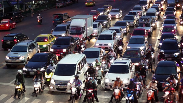 泰国交通巴士和汽车在城市模糊模式视频素材