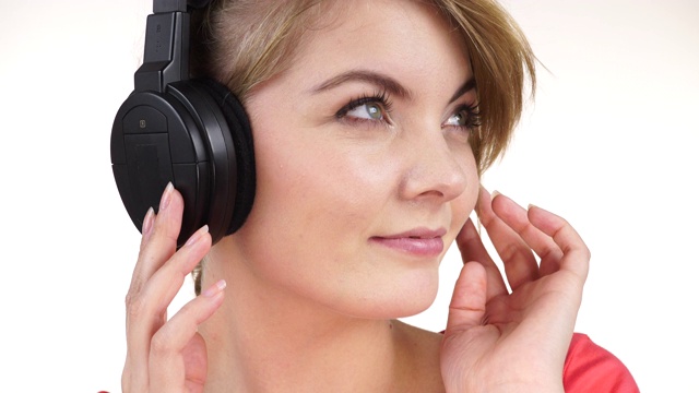 女人在大耳机听音乐近距离4K视频下载