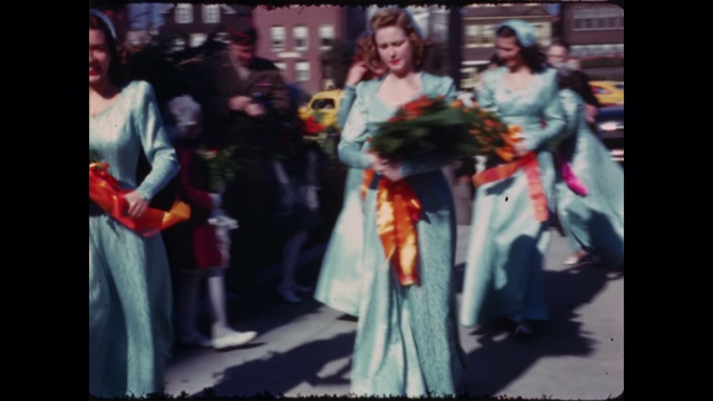 1945年婚礼——在教堂里，伴娘/新婚夫妇为照相机/宾客摆姿势视频素材