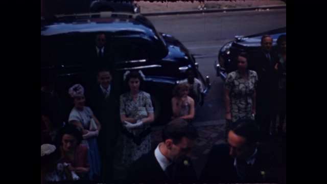 1945年婚礼——新婚夫妇在接待处迎接客人视频素材