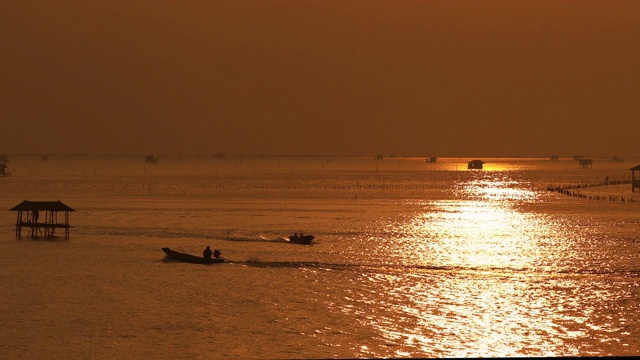 在晨曦的气氛中，渔民们离开了渔船视频素材
