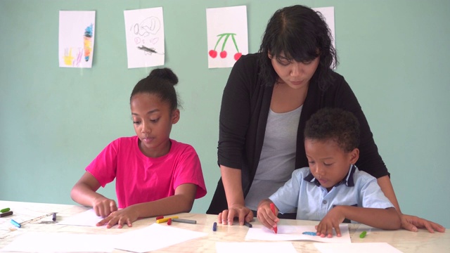 年轻的老师给非裔美国孩子上美术课，教他们如何画画视频下载