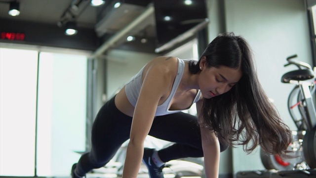在健身房做伸展运动和热身运动的女人视频素材