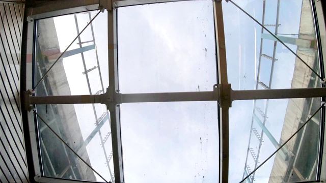 地铁的玻璃屋顶视频下载